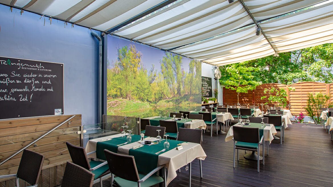 Der überdachte Gastgarten im ruhigen Innenhof