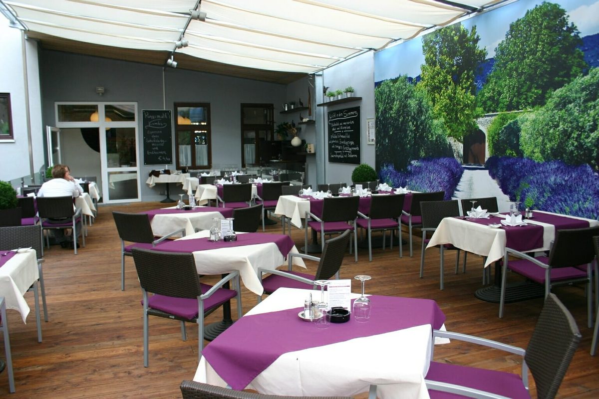 Gastraum mit Gartenblick